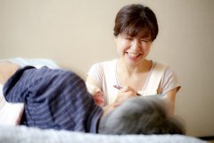 介護をする女性